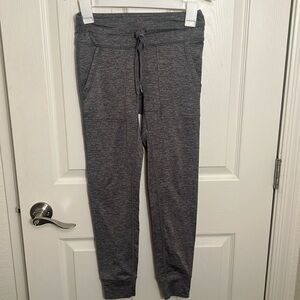 Aerie grey legging/workout pants/joggers with pockets and draw string